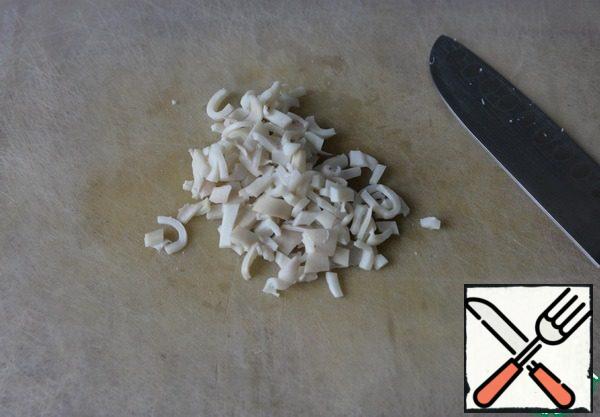Clean the squid, put it in boiling water and cook for 1 minute after re-boiling. Toss in a colander, let cool, cut into cubes.