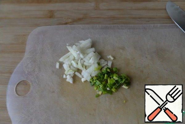 Peel the onion.
Onions cut into small cubes, green-rings.