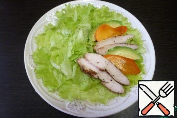 Pick lettuce leaves in chunks and place on a serving plate. Spread alternating slices of avocado, persimmon and chicken meat.