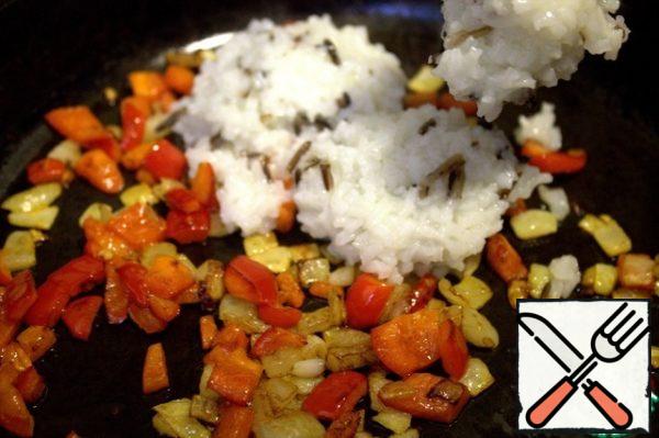 Put the ready-made warm rice in the pan. Stir everything together over the fire. Add salt if there is not enough in the rice.