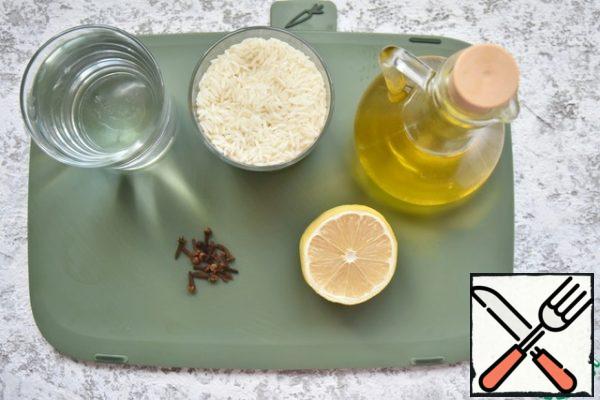 To make spicy crumbly rice, prepare long-grain rice, olive oil and water. salt, a few cloves and half a lemon.