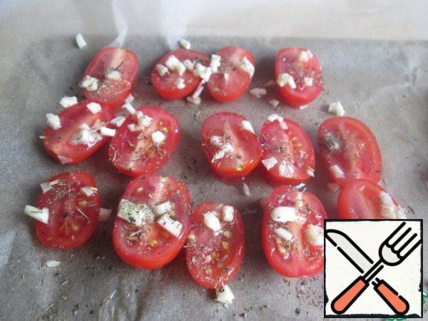 Preheat the oven to 200 degrees. Cherry tomatoes cut lengthwise into 2 parts, put on a baking sheet (if desired, cover with baking paper), sprinkle with vegetable oil, sprinkle with chopped garlic and dried basil (or a mixture of herbs to taste). Bake in the oven for 15 minutes.