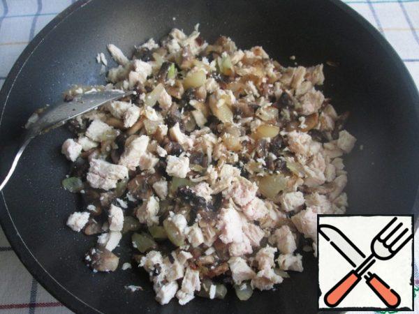 Finely chop the boiled chicken breast and add it to the pan.