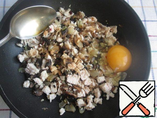 Add the raw egg and soy sauce (1-2 tbsp, or to taste). Mix everything and remove from the heat after 2-3 minutes.