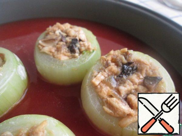 Place the onions in a frying pan or in a convenient stew container.
For dressing, mix 500 ml of water (or broth), 2 tbsp tomato paste, 1 tbsp soy sauce, salt and sugar (to taste).
Put on the fire and bring to a boil. Then reduce the heat and simmer under the lid for 20 minutes.