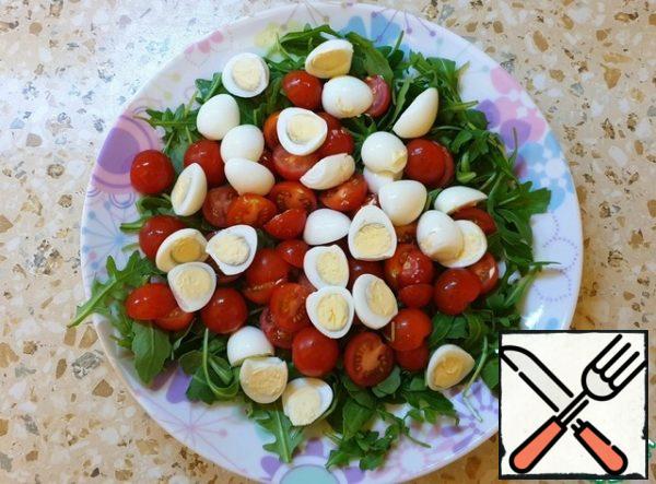 Collecting salad. Put the tomatoes and eggs on a plate.