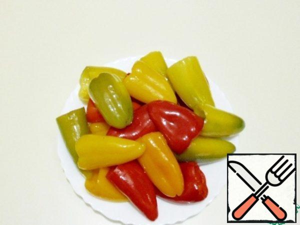 Cook the peppers in the marinade for 10 minutes.
Remove and place in a tray or jar, sprinkling with garlic slices. Pour the marinade in which the pepper was cooked. Close the lid. Put it in the refrigerator.