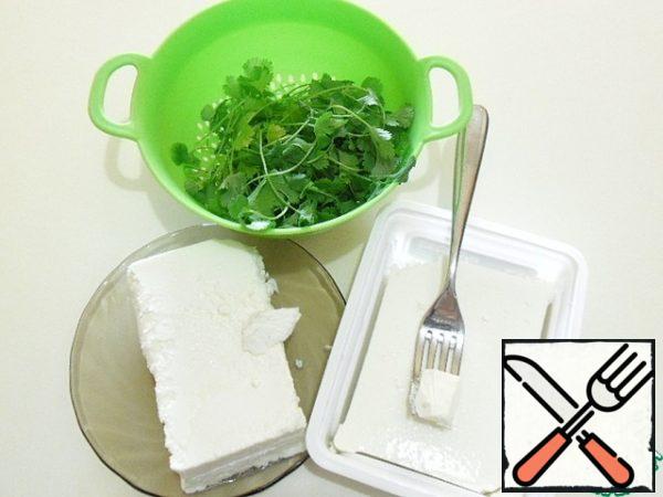 After two days, prepare the products for the filling.
Greens can be taken to your liking.
Green Basil or coriander" sound " good.
Cheese is preferably slightly salted and the most dense. The mass will become soft due to feta.