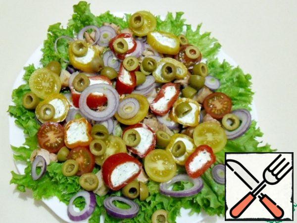 Put on the bottom of the serving plate:
Lettuce leaves in torn pieces. (leave a little for the second layer),
put on the leaves
Meat,
Then the onion rings
Tomatoes and olives
Larger pieces of pepper with cheese.