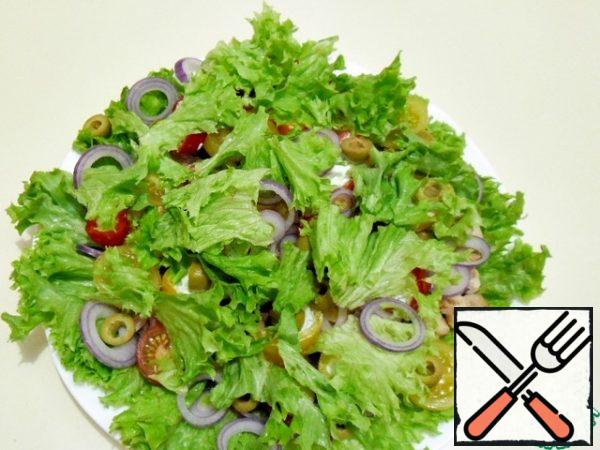 Put the remaining pieces of salad on top.