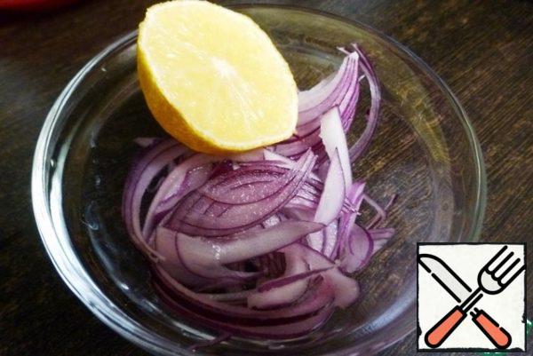 Cut the onion into thin half-rings and sprinkle with lemon juice. I have sweet salad onions, if you have bitter onions, it is better to wash them with cold water.