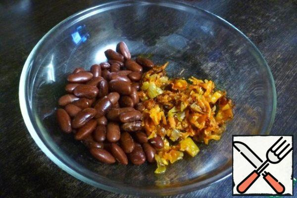 Put the boiled beans in a salad bowl. Add the fried vegetables.