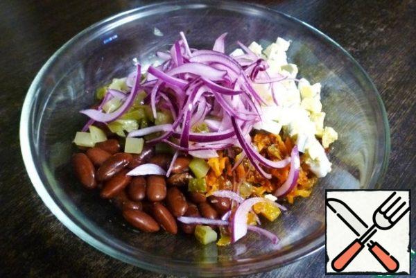Put the onion in the salad and mix everything, pepper and salt to taste.
Add a couple of tablespoons of vegetable oil.
By the way, this salad can be filled with mayonnaise. It will also be very tasty.