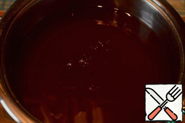 At the end of cooking, the syrup will get a beautiful reddish color.