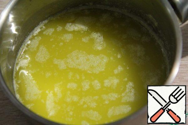 Melt the butter and cool. Pour a thin stream into the egg mass, gently mixing. Do not whip!