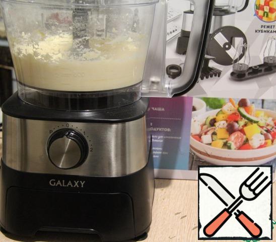 Prepare the curd layer by punching all the ingredients with a blender. Powerful blender in the structure of the processor makes it very fast. It is best to mix everything first at the first speed, and then switch to the "2" speed.