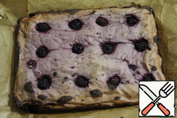 Bake at 180 degrees for about 30 minutes. Focus on the oven and do not over-dry, because the layers are colored and it is difficult to judge readiness by them. Check with a toothpick.