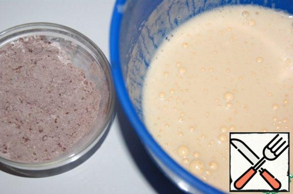 Sponge cake-sponge cake:
Sift the flour with cocoa and baking powder.
Beat the egg with sugar and glucose until a thick foam forms.
P.S. If there is no glucose, it can be replaced with invert syrup.
I'll give you a link under the big photos.
