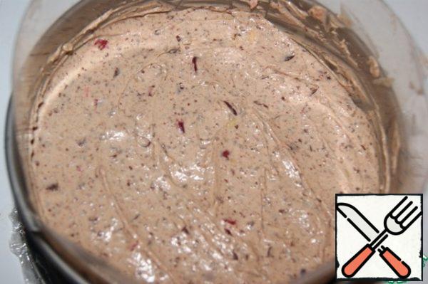 The bottom and sides of the shape with a diameter of 18 cm are covered with food wrap (instead of a film on the sides, I have a sideboard cut out of a file.
Put the cheese mass into a mold, smooth it out and send it to the refrigerator for 5-6 hours..