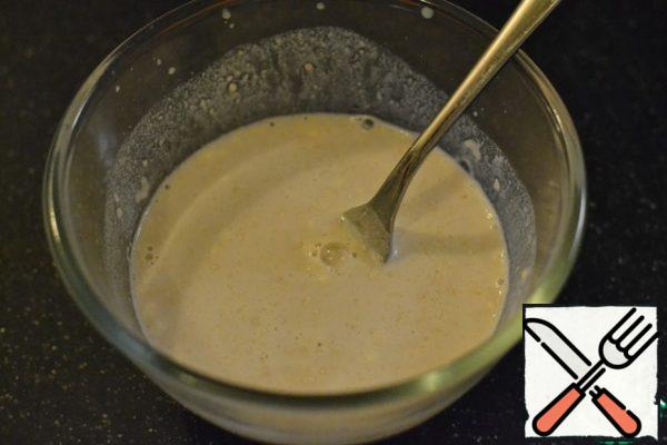 In a separate bowl, mix the yeast and 125g of warm milk, 1 tablespoon of sugar and 2 tablespoons of flour. Cover and leave to approach.