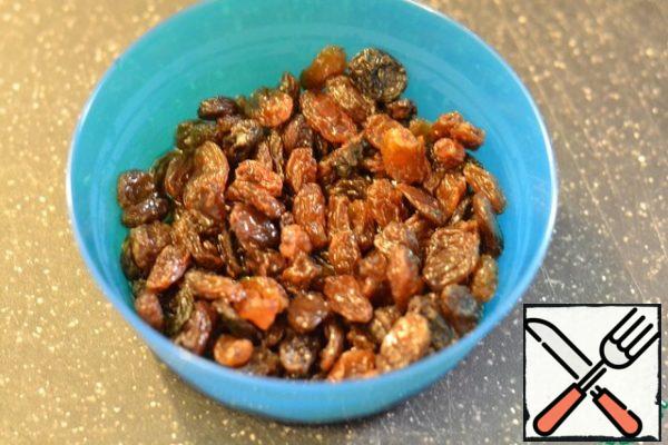 Pour the rum over the raisins and leave for 15 minutes.
You can pour only 2 tablespoons of warm water.