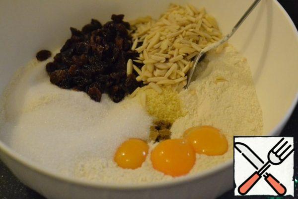 In a large bowl, mix the flour, yolks, yeast and remaining milk, sugar and vanilla sugar, salt, lemon zest and anise. Add the raisins together with the rum or water, 80g of almonds.