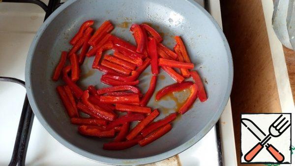 Cut the bell pepper into cubes and fry in vegetable oil.