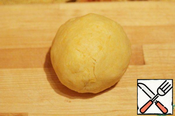 Hands blind the dough into a ball.