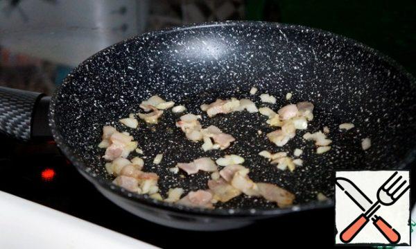 Fry the bacon in a pan, add the onion and saute a little. You can drop a little vegetable oil to better passerelles.