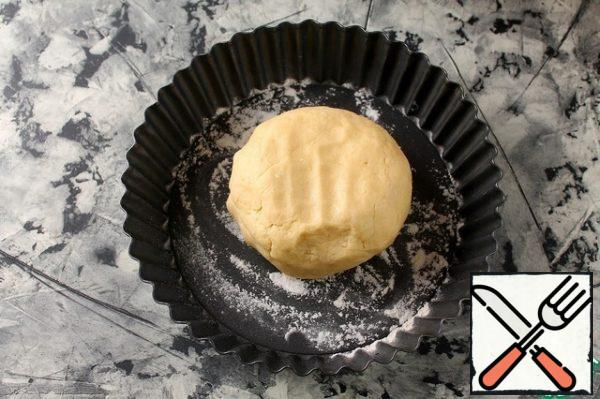 Form (diameter 22 cm) lightly sprinkle with flour and distribute the dough, make the sides 2-3 cm.