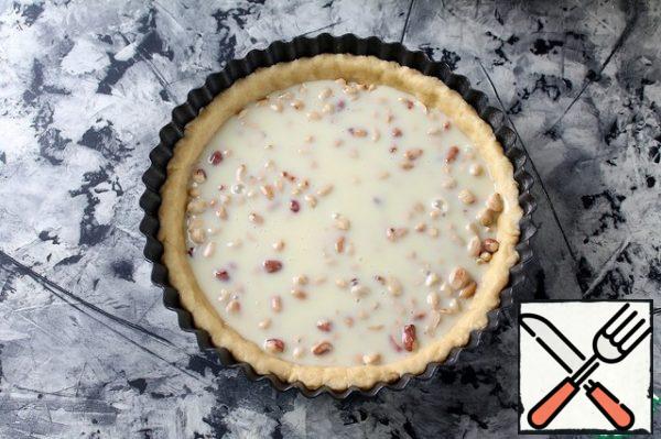 Bake the pie at a temperature of 180 g in a preheated oven for 35-40 minutes, until caramel color.