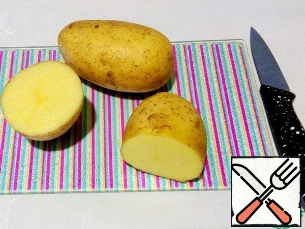 Wash the potatoes well with a brush, dry them, and cut them in half or lengthwise. To make the potatoes deep cuts don't end up in a staggered manner without damaging the skin. Cut a little from the bottom, for stability.