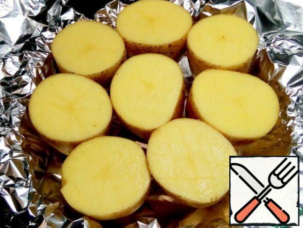 Cover the baking dish with foil and lay out the potatoes.