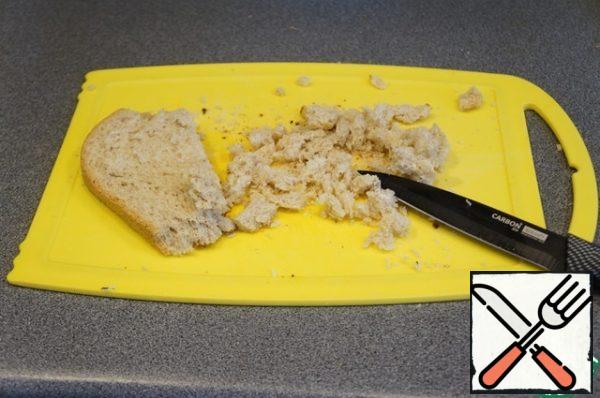 Cut the bread if it is dry. Or put it in a bag and mash it with a rolling pin, if it is completely stale. You should get large crumbs of different sizes.