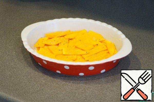 Grease the baking dish with butter, lay out several layers of pumpkin. Season with salt and pepper.
