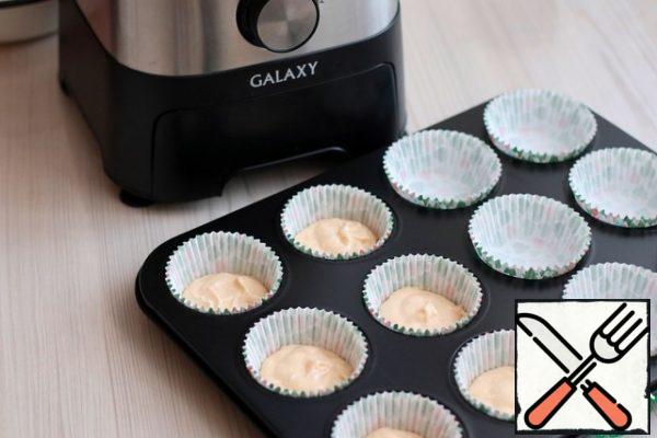 Add about 1 tablespoon of the prepared dough to each capsule (the total amount of dough is calculated for 12 cupcakes).