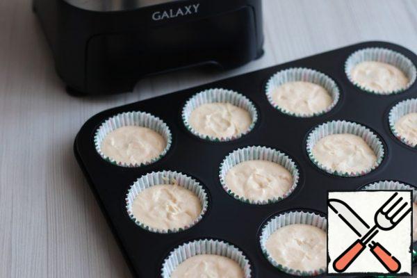 Send the form with capsules to the oven preheated to t180c. Bake cupcakes until dry.