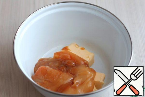 In a bowl, add the butter at room temperature (180 gr.), then add the rest of the boiled condensed milk.
