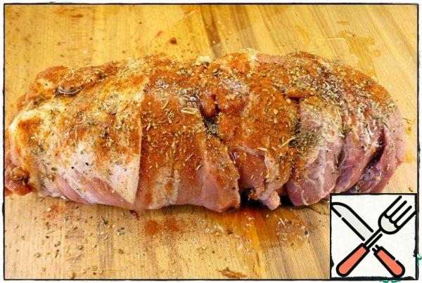 Carefully fold the meat into a roll, sprinkle with salt, spices (without garlic), pour oil and RUB well.