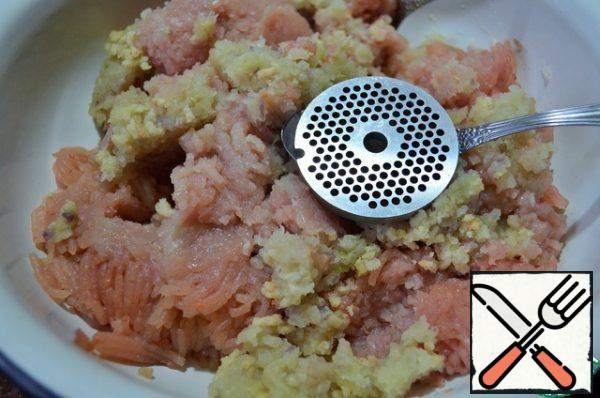 Chop the pike in a meat grinder,
on the smallest grate, and pass it twice along with the onion.
I will not use all the minced meat, because I have a pike weighing 2.3 kg.