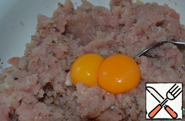 Season the minced meat with salt and pepper and add the yolks.
Knead.