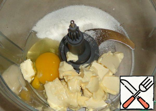 Wipe the bowl of the combine, pour the sugar into it. Put the softened butter, break the egg.