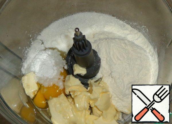 Pour part of the sifted flour, baking powder to the products.
