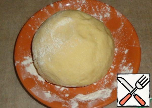 Add flour to the dough to make a thick base. Refrigerate for 1 hour.
