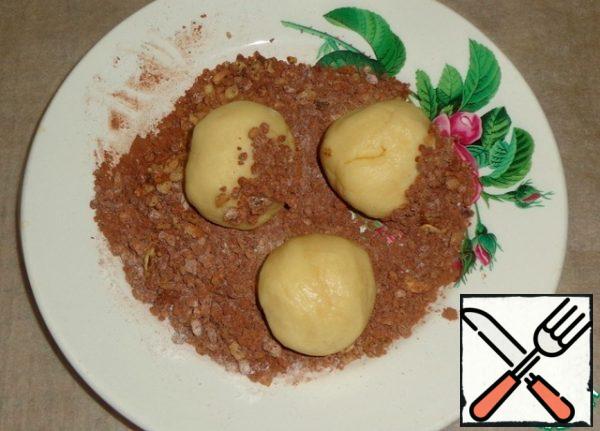 Roll the balls in crumbs from all sides.