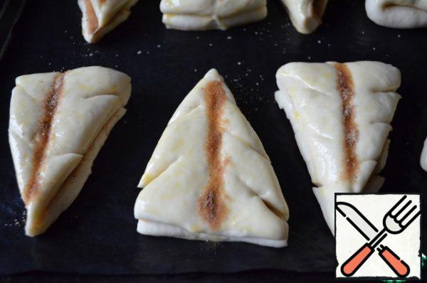 Before baking, brush with a mixture of egg yolk and milk,
sprinkle the "trunk" with a spicy mixture. Put it in a preheated oven.