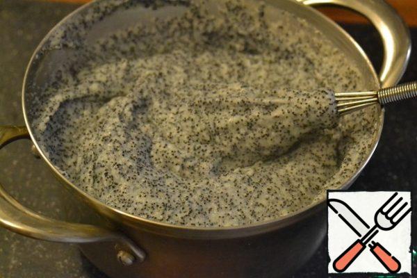 In a separate bowl, mix the poppy seeds and semolina.
Pour the mixture into the boiling milk in a thin stream. Constantly interfering to cook a thick porridge. Leave to cool completely.