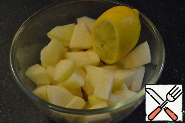 Peel the pears and cut them into medium pieces. Pour lemon juice.