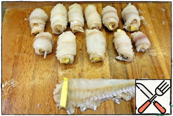 Then add salt to each fillet, put a piece of cheese and roll it into a roll.