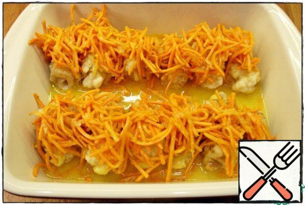 While the sauce is cooking, put the carrots on the rolls in Korean. You can add sour cream to carrots, it's also delicious... Pour the prepared sauce over the fish and carrots and send them to a preheated 180 degree oven for 15 minutes.
